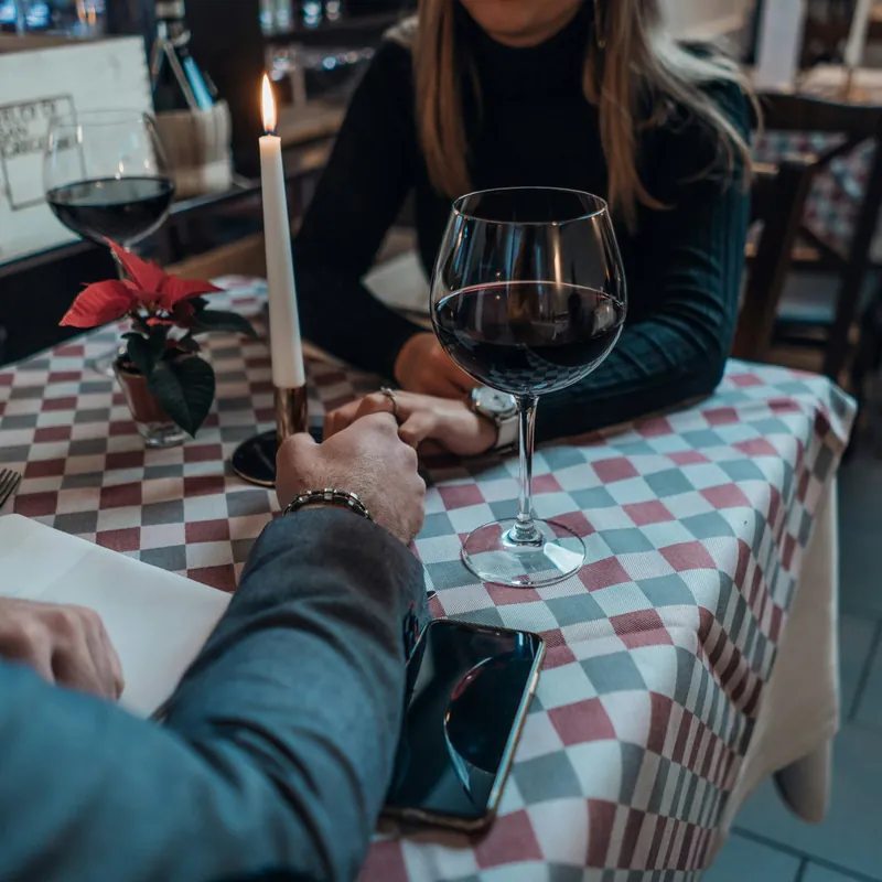 Cena con velas y vino tinto
